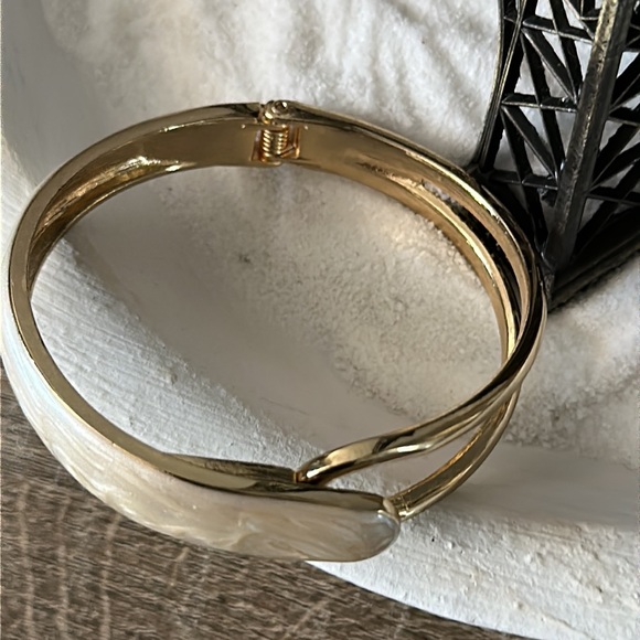 Beautiful gold and cream hinge bracelet - Picture 2 of 5